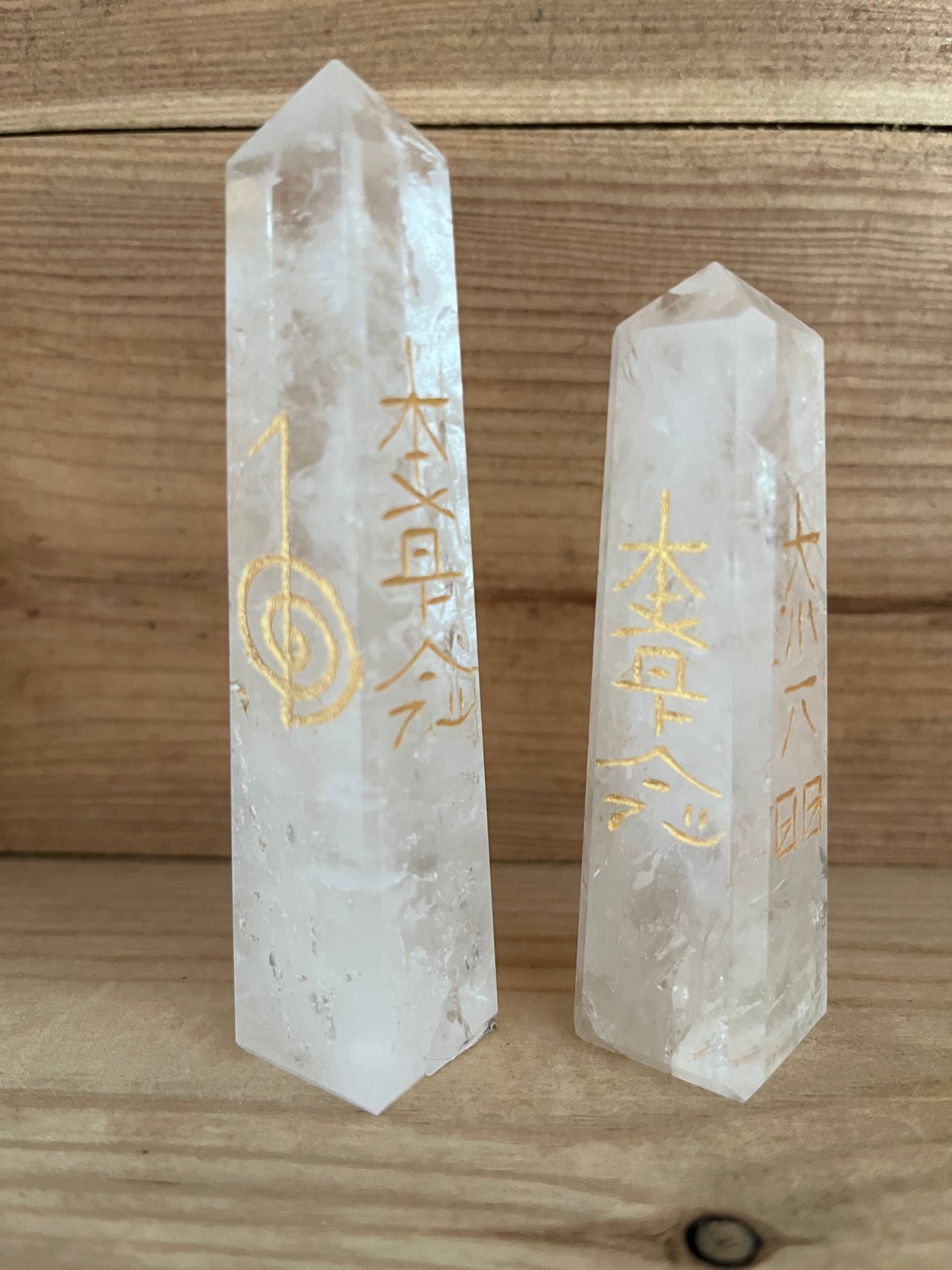 Cristal de Roche pointe symbole Reiki gravé doré